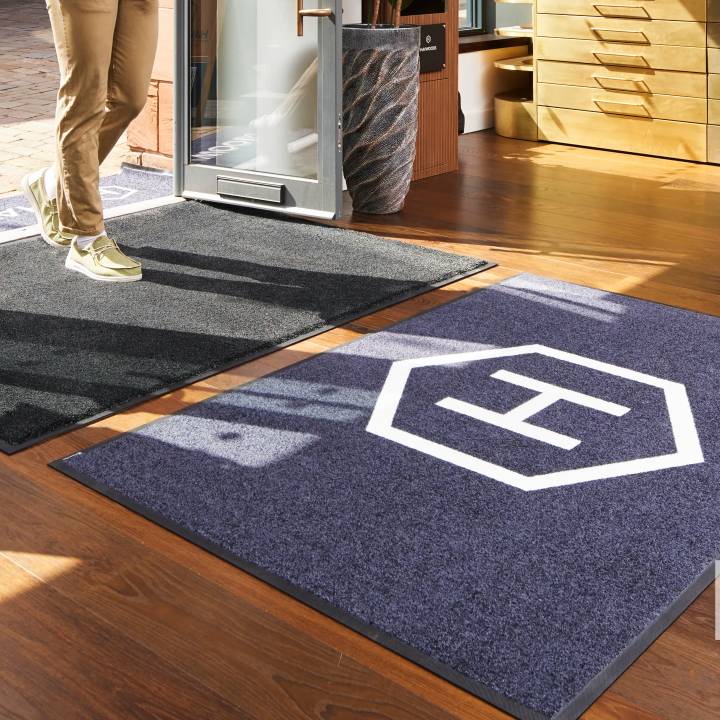 logo tekstilni otiraci